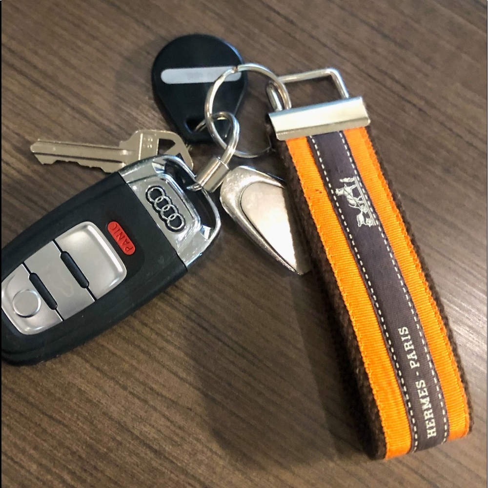 Designer Ribbon on key chain - Picture 2 of 3